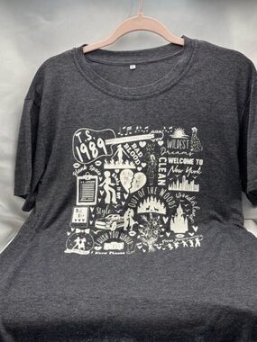 Taylor Swift 1998  Women’s Sz M Charcoal Graphic Tee with Illustration #0607